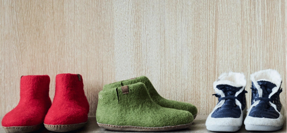 Seniorenschuhe für Damen für Winter und Sommer – warme rote und grüne Schuhe sowie gefütterte blau-weiße Winterstiefel für Komfort und sicheren Halt.