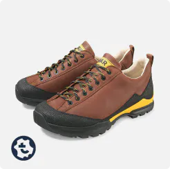 Hochwertige braune Wanderschuhe mit schwarzer Sohle und gelben Details