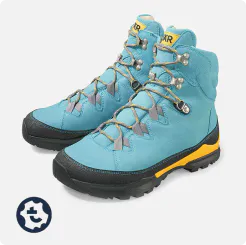 Ein Paar blaue Bergkomfort Wanderstiefel 2.0 mit schwarz-gelber Sohle und stabilen Schnürsenkeln für Outdoor-Aktivitäten