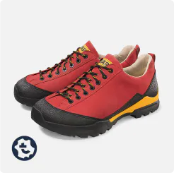 Rote Wanderschuhe mit schwarzer und gelber Sohle für komfortable Bergtouren