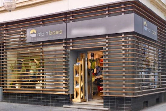 Storefront eines Outdoor-Ladens mit Holzdetails und Schaufenstern