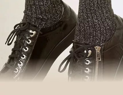 Schwarze, glänzende Schuhe mit Reißverschluss und Schnürsenkeln für Gastronomieberufe