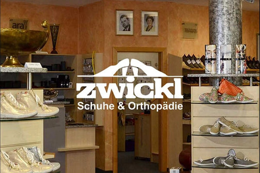 Foto des Schuh- und Orthopädiegeschäfts Zwickl mit Regalen voller Schuhe und Dekorationen im Ladeninneren.